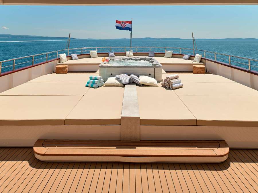 Outdoor dining on deck